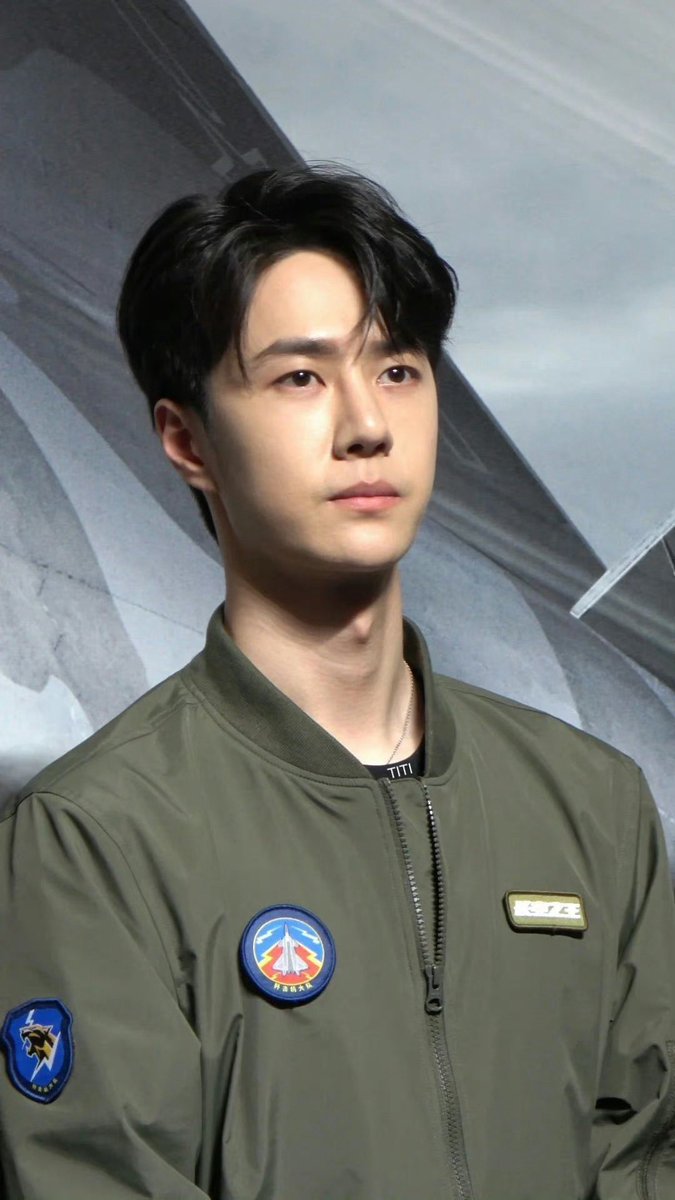 702universe2's tweet photo. หวังอี้ป๋อกับกล้องสดตอนโร้ดโชว์ทัพฟ้า https://t.co/XaTW7I92UG