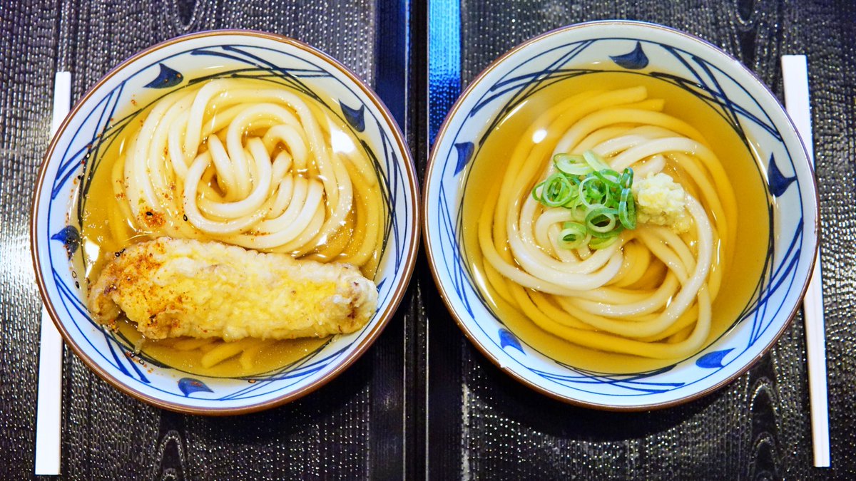 ＼かけうどん食べ方選手権💥／
皆さんは #かけうどん を食べる時にどちらを味わいたいですか？

①天ぷらでボリューミーに！
②薬味でバリエーションを！

コメント欄に番号で教えてください♪
どちらが多かったかは後日発表いたします！ #丸亀製麺