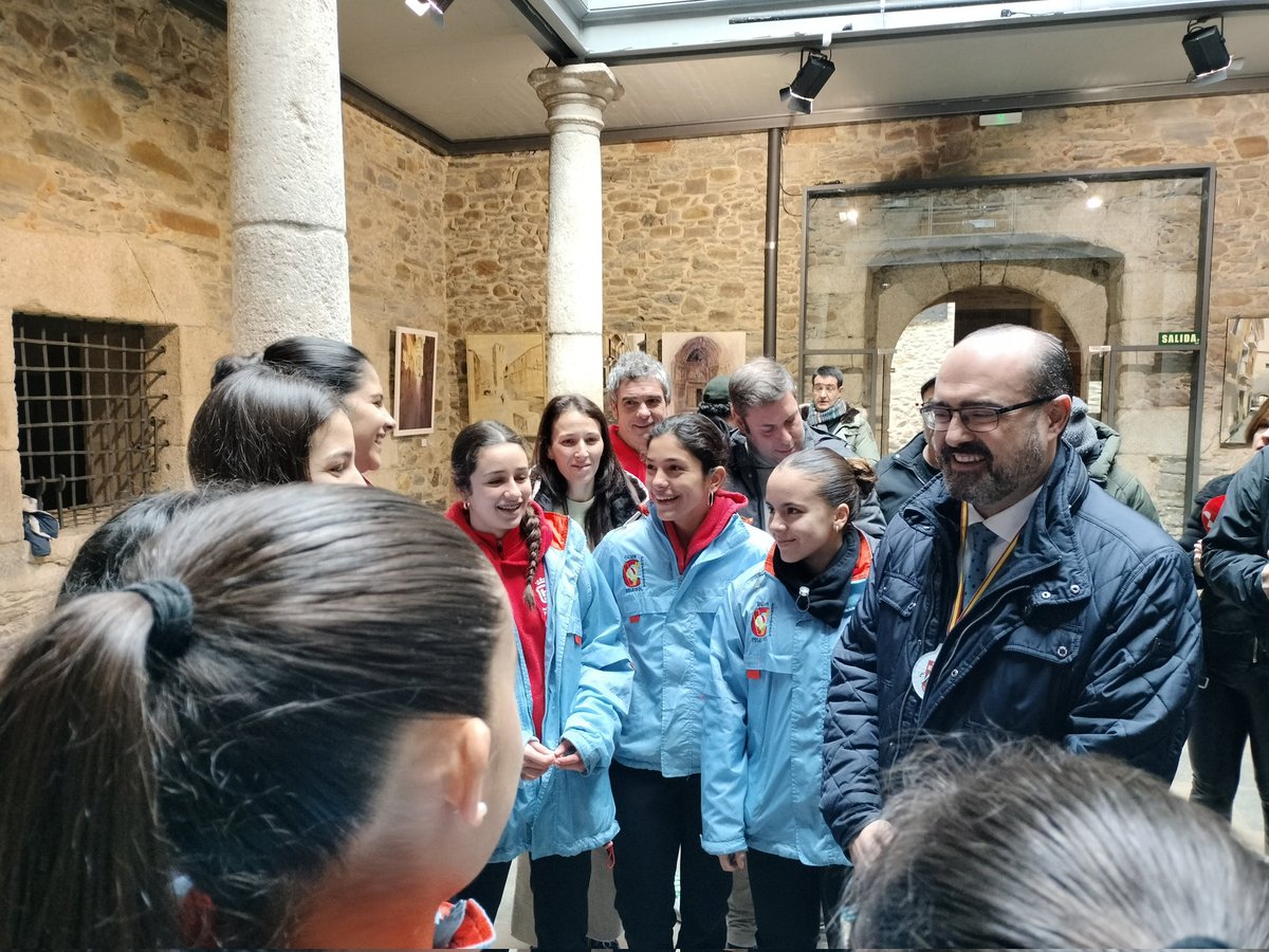 AytoPonferrada's tweet photo. El alcalde @MoralaMarco y los concejales Iván Alonso y @evuchy30 entregan, en nombre del ayuntamiento, una placa conmemorativa al Cofrubi Voleibol #Ponferrada por su  victoria en la Copa España, en la categoría femenina cadete4.
ENHORABUENA CHICAS👏🏻 https://t.co/XD4jlFDjLZ