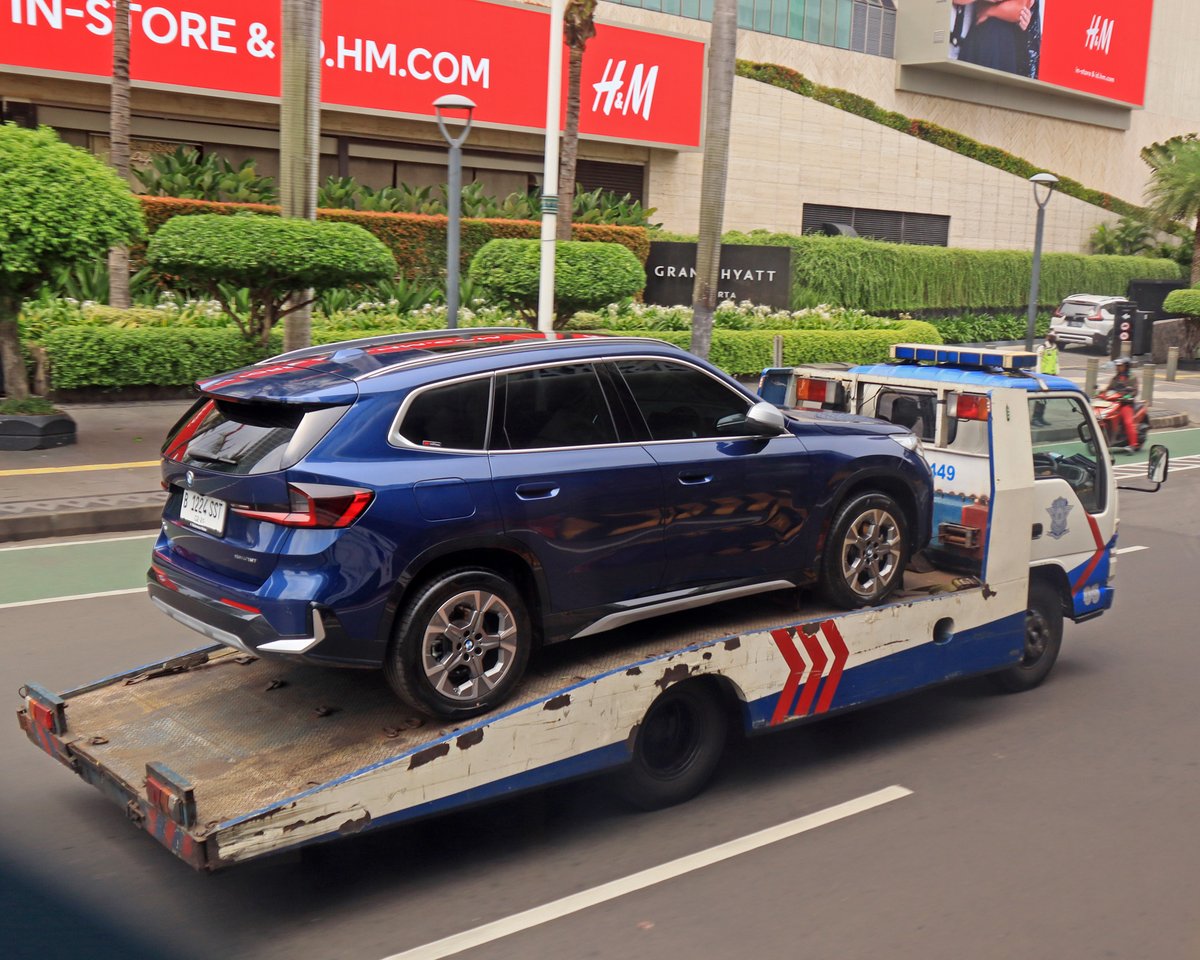 Driver of the dark blue BMW: if you're looking for your car... it was just towed away. #noparking #trafficwarden #JakartaTraffic