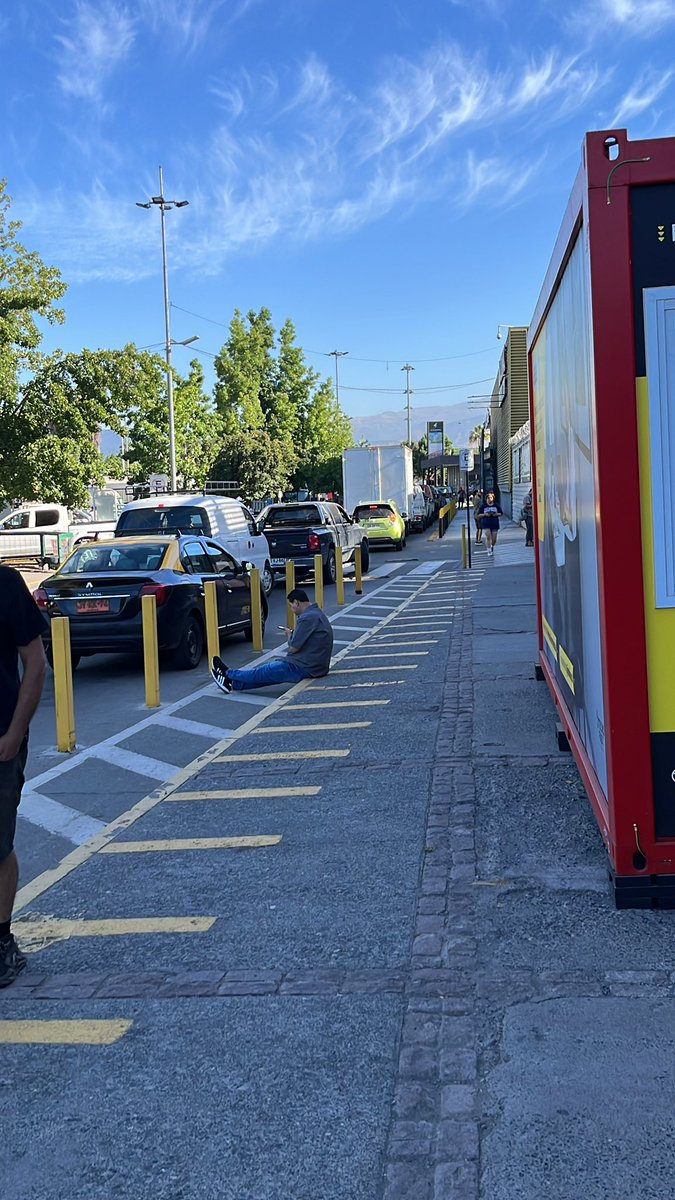 granvitage's tweet photo. @homecenter_cl 
Sodimac La Reina según información habré a las 8.30 hrs, pero tienen un desayuno del personal … a las 9.0” comienza la atención supuestamente … que falta  de respeto para los clientes!!! https://t.co/wg7G2SBtCT