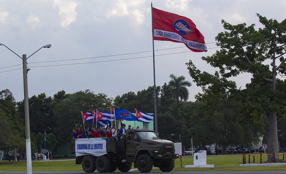 Hace ya 65 años que el líder de la #RevoluciónCubana🇨🇺 #FidelCastro arribara a #LaHabana en la Caravana de la Libertad junto a miembros del Ejército Rebelde. La caravana salió en 1959 de #SantiagoDeCuba y durante el camino Fidel intercambió con el pueblo. #Cuba