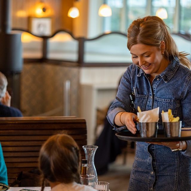 At Rockfish, chips are unlimited! 🍟

Yep. When you order chips at any of our seafood restaurants, you can top up as many times as you like.

Just let us know when you’re ready for more 🙋‍♂️