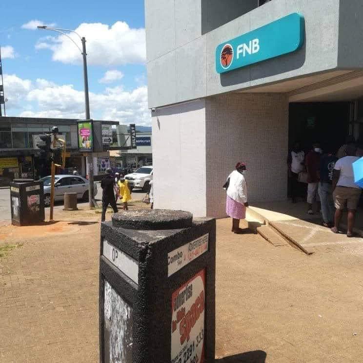 JUST IN | MAN SHOT AND INJURED OUTSIDE FNB TZANEEN 

TZANEEN -A man has allegedly been shot and injured outside Tzaneen FNB at Morgan Street on Tuesday morning while trying to enter the bank. 
#TzaneenVoiceisback