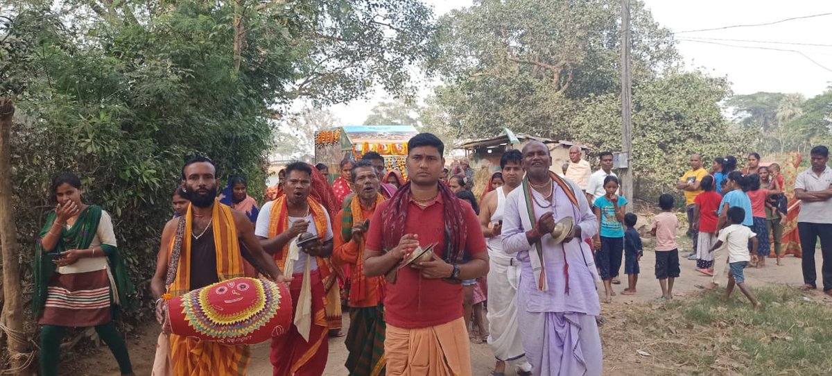 BDORajkanika's tweet photo. ଶ୍ରୀମନ୍ଦିର ପରିକ୍ରମା ପ୍ରକଳ୍ପ କାର୍ଯ୍ୟକ୍ରମ
ଜାନୁ��ରୀ ୭ ଠାରୁ ୧୪ ପର୍ଯ୍ୟନ୍ତ ରାଜକନିକା ବ୍ଲକ, କେନ୍ଦ୍ରାପଡ଼ା ଜିଲ୍ଲା ରେ ଆରମ୍ଭ ହୋଇଛି,ଶ୍ରୀ ଜଗନ୍ନାଥଙ୍କ ଅର୍ପଣ ରଥରେ ଶ୍ରଦ୍ଧାଳୁ ମାନେ ଅନେକ ସଂଖ୍ୟାରେ ଅରୁଆ ଚାଉଳ ଓ ଗୋଟା ଗୁଆ ଅର୍ପଣ କରି ମହାପ୍ରଭୁ ଜଗନ୍ନାଥ ଙ୍କ ପ୍ରତି ଭକ୍ତିଭାବ ପ୍ରକଟ କରୁଛନ୍ତି! https://t.co/lsfwFklJxg