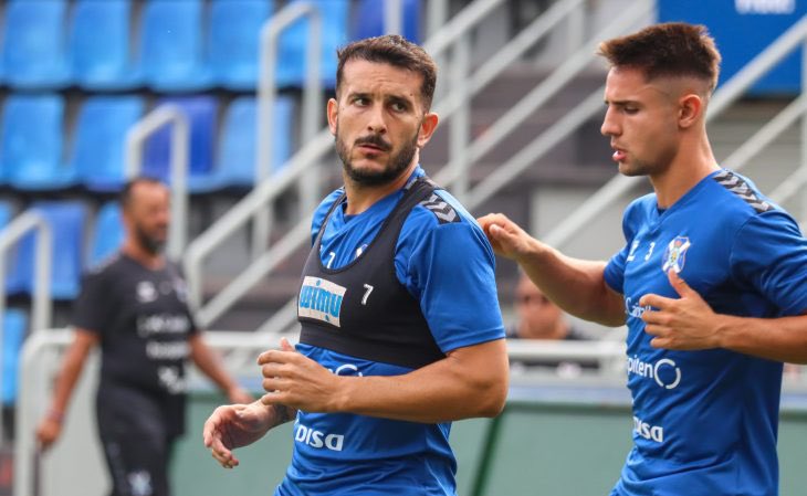 Salva_Casti's tweet photo. 🤝🏽 #Elady parece que saldrá en forma de cesión. 

◾️Tras no ser convocado para el derbi canario, el club ya le habría comunicado su intención de darle salida. (@__AngelGarcia__)

🛬Podría llegar al @racingferrolsad para suplir la baja de Carlos Vicente. https://t.co/0zElst8peY