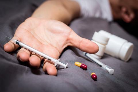 Desde hace más de dos décadas, 750 mil personas han muerto en EEUU por la profunda crisis de adicción y sobredosis por consumo de opioides que vive ese país.

Situación refleja la incapacidad del gobierno estadounidense para atender problemáticas sociales en su territorio.