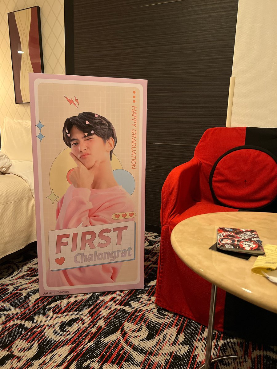 saou_SJ's tweet image. Firstくんの卒業式といえばこれしかない

ฉันเป็นคนญี่ปุ่นแต่ofcให้ฉันนั้นค่ะฉันกลับมาญี่ปุ่นกับป้ายน้องเฟริสท์ด้วยค่ะ

 #FirstfhGraduationDay #รักแรกของเฟริสท์ #First_Chalongrat #FirstLoveIsU