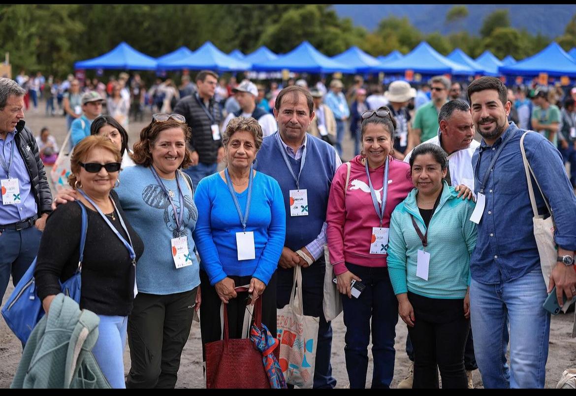 DPPOsorno's tweet photo. Delegada Provincial #Osorno @cpailalef  participó este sábado en Encuentro Nacional de Vinculación Social #ENVIS 2024 instancia que recibió a más de 1000 personas  que promueve la  vinculación social y la confianza entre las personas con distintas miradas y experiencias de vida https://t.co/FxEMZsWm52