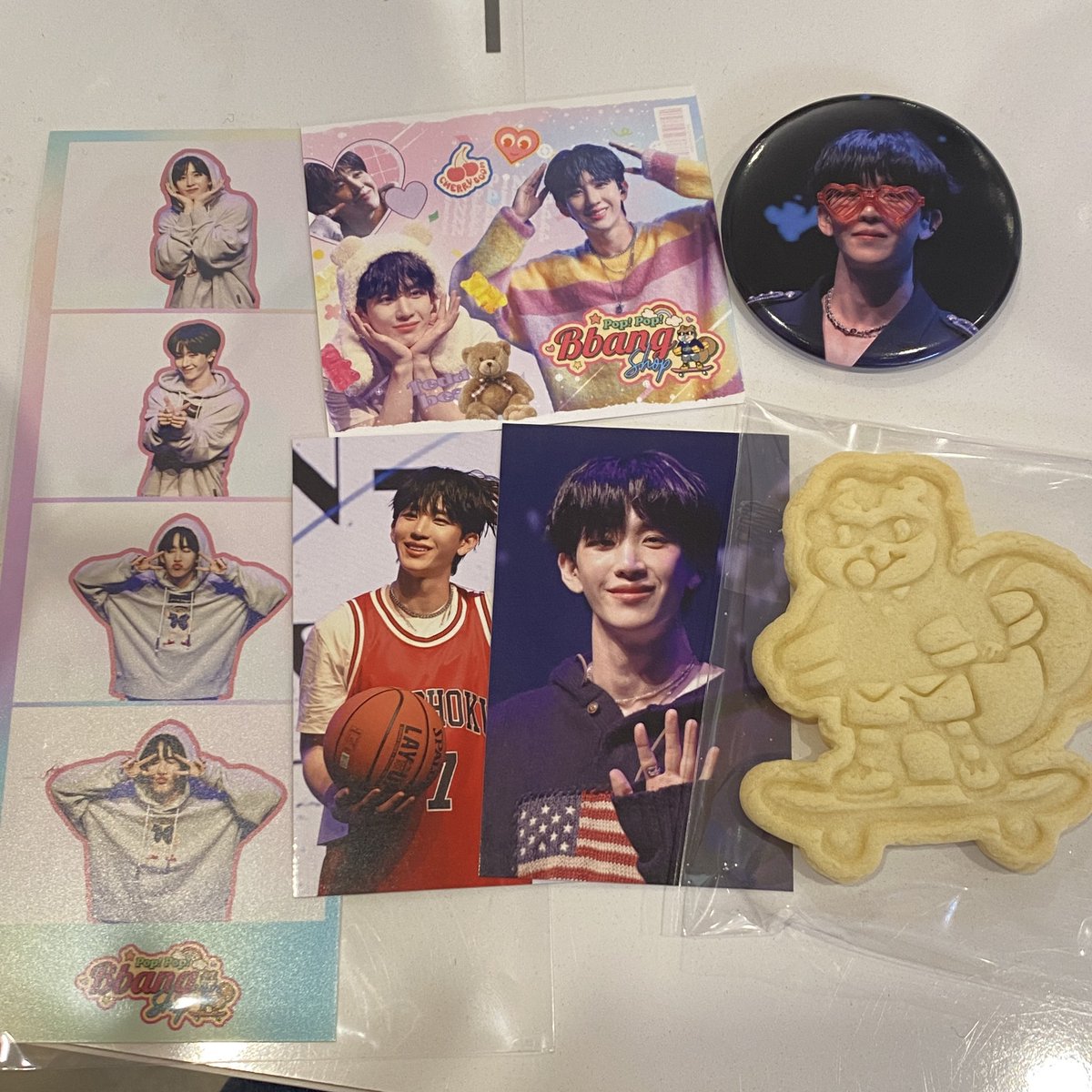 noisese929's tweet photo. 📍캔디로그
🍭 Pop! Pop! Bbangshop

입구에 세살빵주 돌상 보고 들어가기 전부터 심쿵빵둥❣️포스터 너무 취향이라 무조건 가져야한다 생각했는데 제 앞에서 럭드 품절이라 눈물 쬠 흘릴뻔 했어여..🥲 눈물 머금고 딸기라떼 츄베릅🍓

#다시시작된_병주의_빛나는_30살
#앞으로도_빛날_빵주를_응원해 https://t.co/0mIHtRF8D2