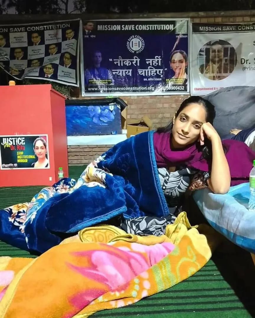 DU में पिछले 125 दिनों से धरने पर बैठी बहन डॉ. रितु सिंह को न्याय देने के बजाय <a href="/DelhiPolice/">Delhi Police</a> द्वारा धरना स्थल से जबरन हटाने के लिए धरना स्थल पर तोड़फोड़ करना कायरतापूर्ण कृत्य है। बाबासाहब की तस्वीर को नुकसान पहुंचाने का भी आरोप है जो निंदनीय कृत्य है।
#JusticeForDrRituSingh