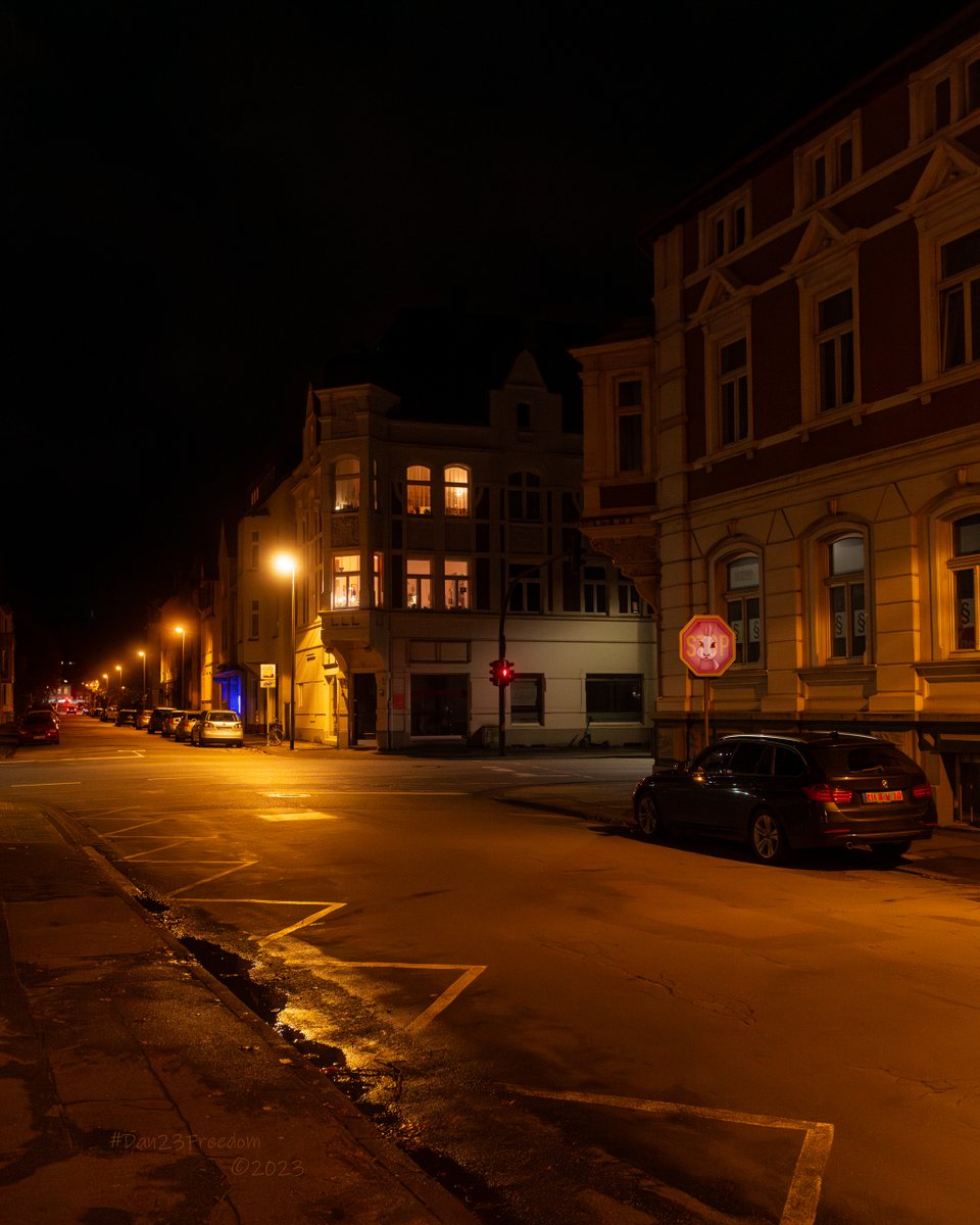 📷 1/90 sec at f/4,0, ISO 3200, 28 mm (28-75) #dan23freedom
#germany #nordrheinwestfalen #nightphotography #night #nighttimephotography #streetphotography #street #explore