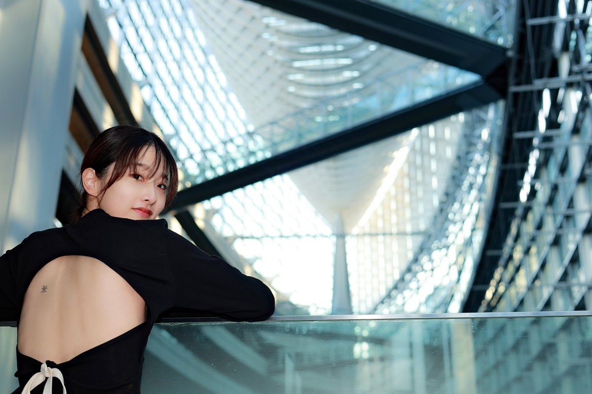 makkoukujira251's tweet image. 冬だというのに
背中が大きく開いた服に
そこに小さな蝶のタトゥー🦋

#なこ　さん　②
#リク撮
#日比谷周辺
#ポートレート好きな人と繋がりたい