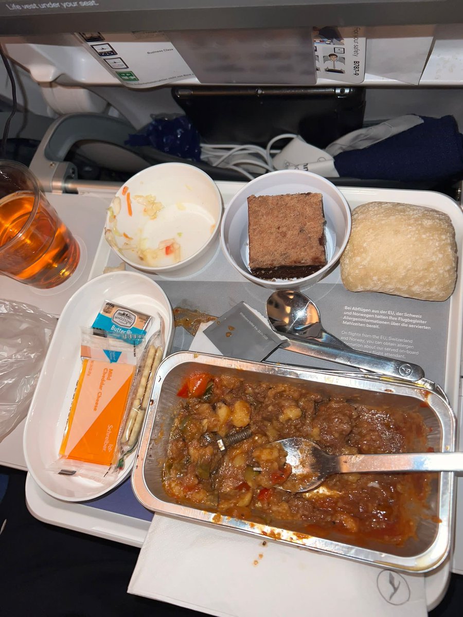 TimGomez17's tweet photo. Hallo @Lufthansa_DE, verteilt ihr die Schrauben der #737MAX9 der anderen Airlines wie @AlaskaAir jetzt in eurem Essen? #LH439 #DAL #FRA
Bitte um Stellungnahme! https://t.co/ChRNwNwD3p