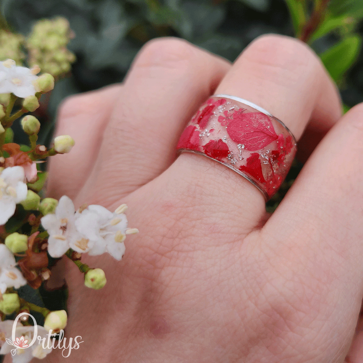 Hello #PortfolioDay, je créé des bijoux floraux poétiques et personnalisables, j'aime mettre des couleurs dans vos vies ! 🥰🌹🌷🌻

Partager mon travail, ça ne coûte rien...😉