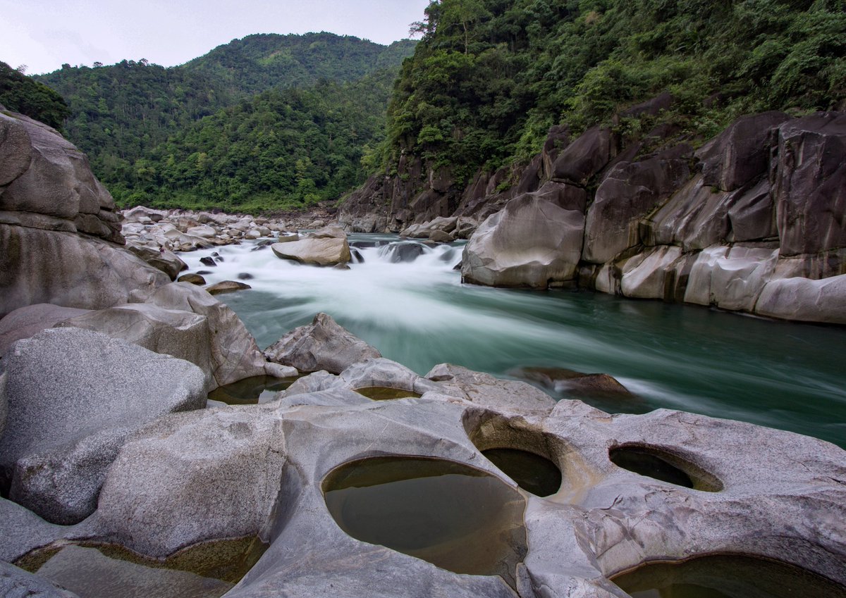 meghtourism's tweet photo. The captivating rock formations and meandering rivers in Amkoi village are sure to enchant both tourists and travelers alike.

📍Amkoi,
West Jaintia Hills District

#meghalaya #meghtourism #tourist #travelers #explore #wanderlust #rockformations #outdoors #nature #photography https://t.co/E20Cjf4h5X