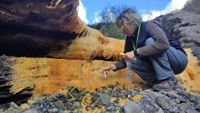 ApadrinaUnaRoca's tweet photo. 🙄¿Cómo está afectando el cambio climático a los Parques Nacionales Canarios?
🔬💧Un equipo científico liderado por el @IGME1849 ha identificado los Lugares de Interés Geológico (LIG) más amenazados.
Su conocimiento detallado permitirá tomar medidas de adaptación. #IVRIPARC https://t.co/FPpv3nPJdK