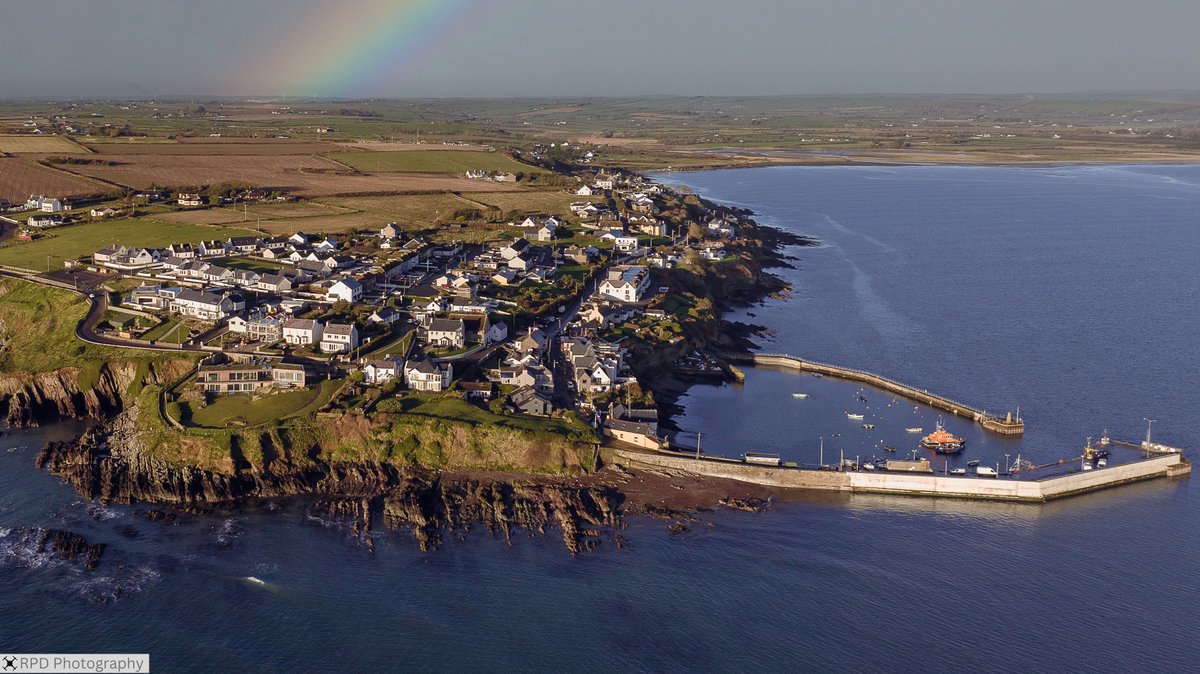 #ballycotton #ballycottonbay #ballycottonpier #bordfailte #purecork #corkbeo #ireland #dronephotography #ballycottonlighthouse #lighthousetour 
BallyCotton Pier in East Cork.