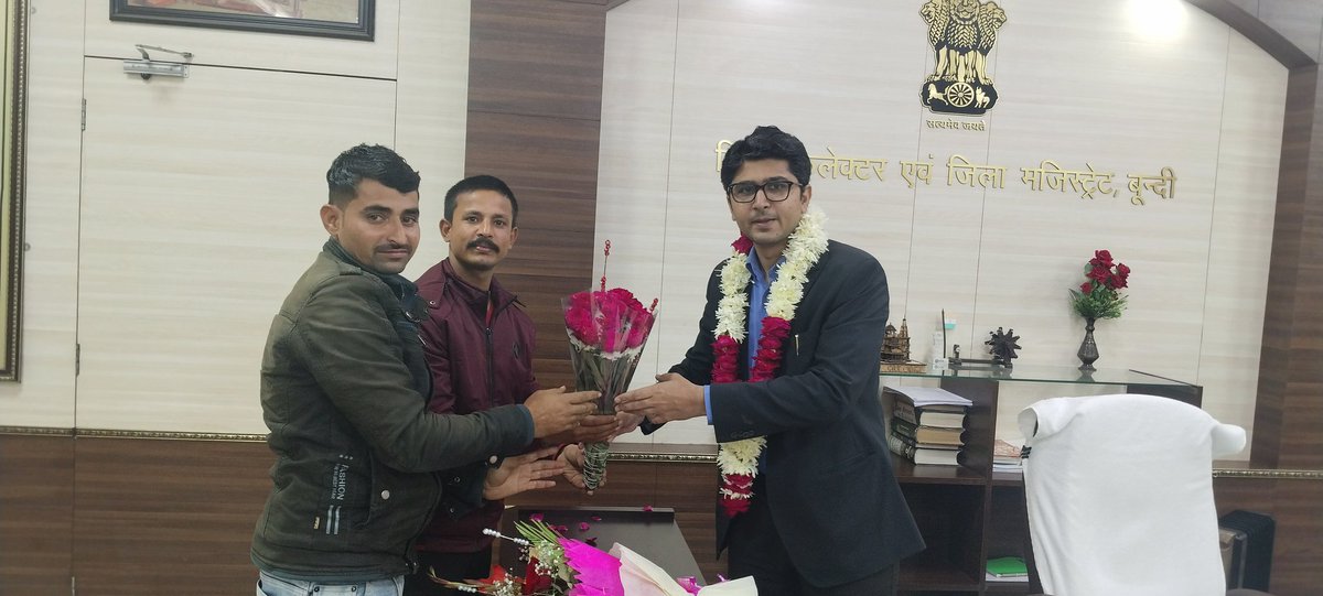 DoraArpit's tweet photo. आज बूंदी जिला मुख्यालय कलेक्ट्री पर पहुंचकर नव नियुक्त युवा जिला कलेक्टर श्रीमान अक्षय  गोदारा जी को कार्यभार संभालने पर पुष्पगुच्छ व  माला पहनाकर शुभकामनाएं दी
मैं ईश्वर से कामना करता हूं कि आपका कार्यकाल बूंदी जिले के इतिहास मे स्वर्ण अक्षरों में लिखा जाएगा 
🇮🇳जय हिन्द जय भारत https://t.co/HhYjqOlo7J