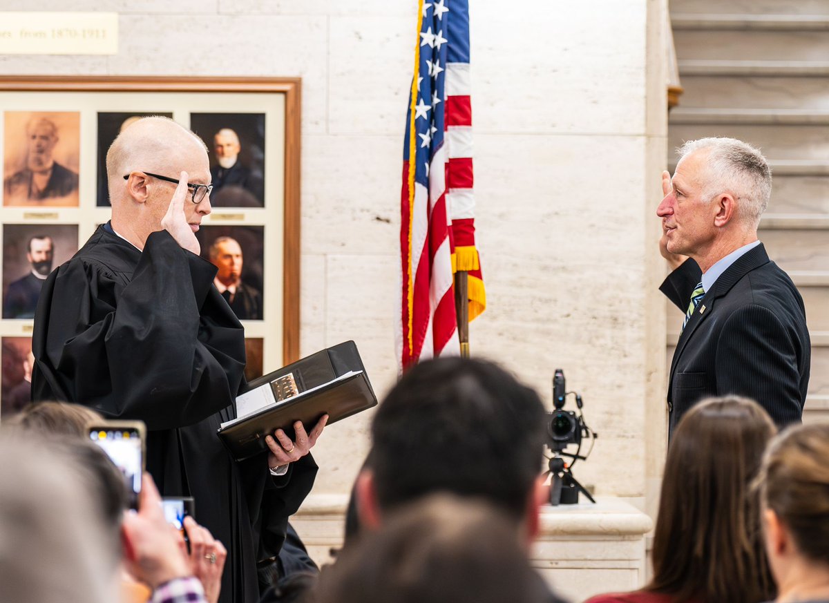 RogerForDuluth's tweet image. One week ago today I was sworn in as the 40th Mayor for the City of Duluth. I remain humbled and in all of the challenges, opportunities, and responsibility. Thank you Duluth!