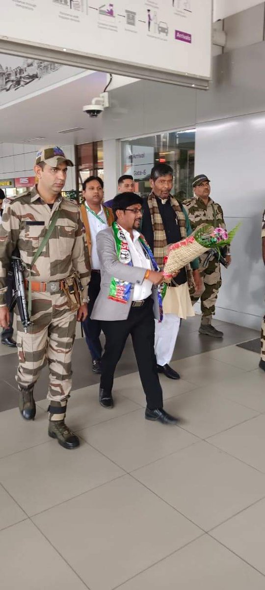 teampashupati's tweet photo. आज अहमदाबाद एयरपोर्ट पर पार्टी के राष्ट्रीय अध्यक्ष सह केंद्रीय मंत्री माननीय पशुपति कुमार पारस जी का भव्य स्वागत राष्ट्रीय लोक जनशक्ति पार्टी के राष्ट्रीय सचिव ज्ञानेन्द्र विश्वकर्मा एवं पार्टी के पदाधिकारीयो द्वारा किया गया।

@Rljp4India
@PashupatiParas
 #हाजीपुर #अहमदाबाद https://t.co/2wapRhClAw