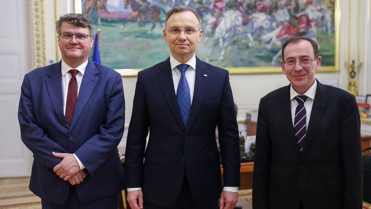 mikolajperz's tweet image. PREZYDENT ROBI SOBIE ZDJECIA Z PRZESTEPCAMI
Co się w tym kraju dzieje??