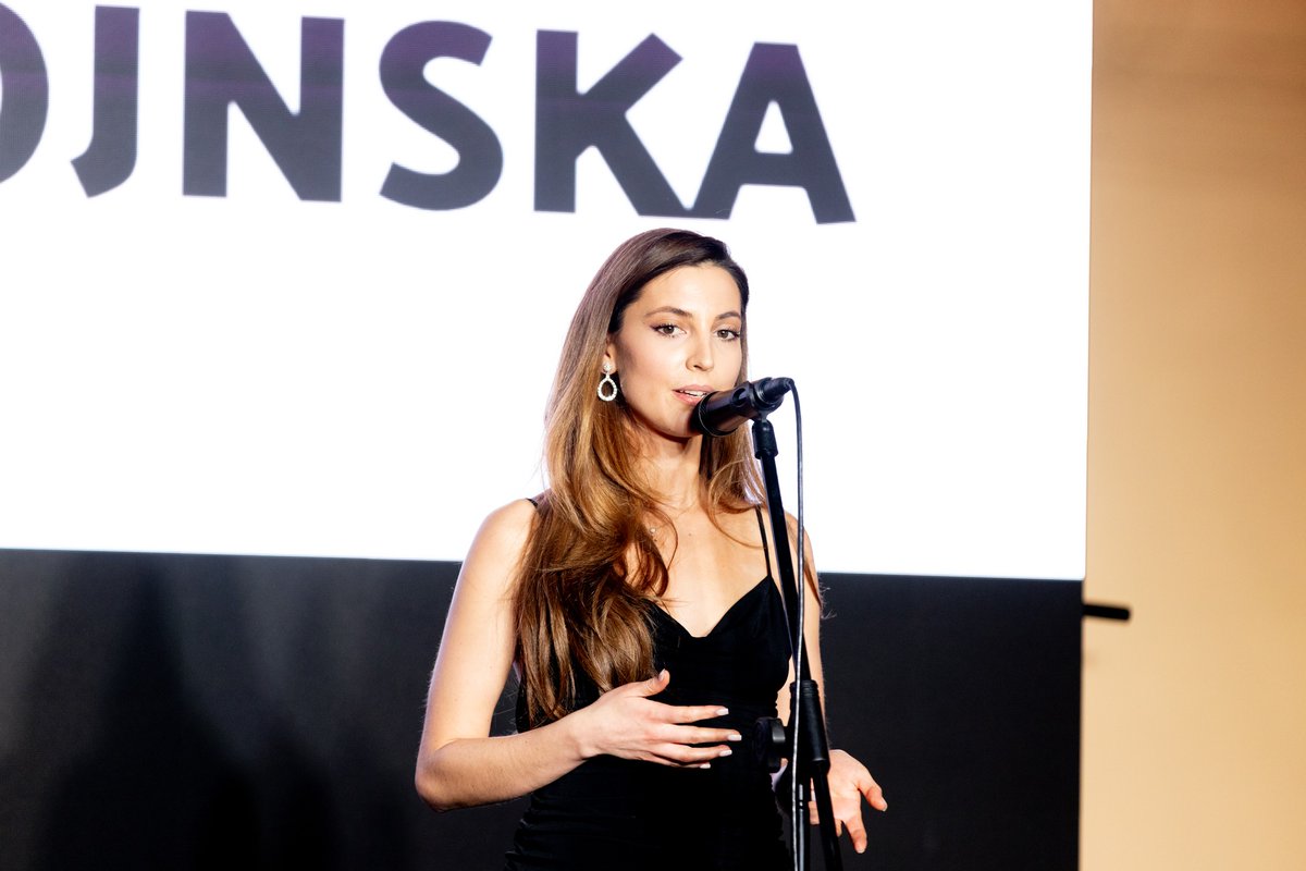 Lana Batagelj, direktorica prodaje pri Postojnska jama d. d.: »V tujini razumejo, da če nas nekdo prehiteva, moramo še bolj pritisniti po gasu. Tisti, ki to zmorejo, so izjemni ljudje, izstopajo iz povprečja in te moramo iskreno nagraditi! Taki posamezniki so gorivo naše družbe!"