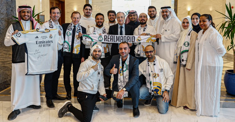 realmadrid's tweet photo. El presidente, con la Peña Madridista Blancos KSA.
#RealMadrid