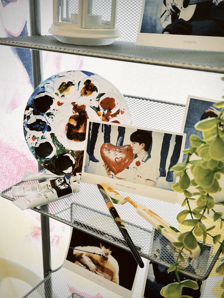 clover_kbj's tweet photo. 가장 처음에 있던 엽서의 문구는 “BACKPACKER” 즉 병주님과의 추억 여행으로 시작하고 싶어 가장 위에 배치를 했습니다.
두 번째 선반은 아크릴 판을 그냥 가져다 놓은 게 아닌, 6월 25일 부산 팬싸 때 병주님이 직접 사용했던 아크릴을 배치했습니다! https://t.co/4s47HjMdPS