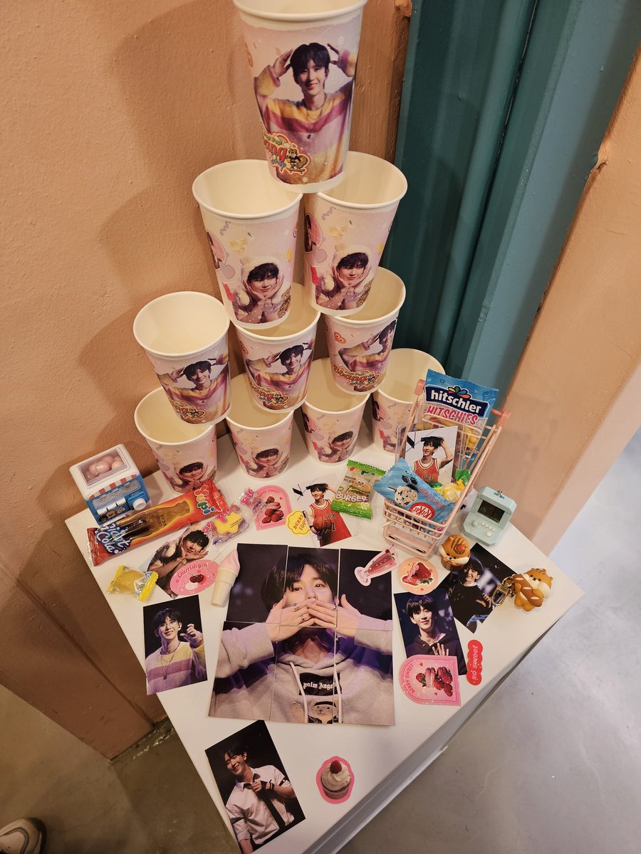 BORA_BERRY's tweet photo. 사랑이 넘치고 빵주같이 귀여웠던 빵샵🥰
포스터 너무 예뻐서 훔치고(?) 싶었는데 럭드 당첨되서 증말 행복했어요🥹 
예약하고 가길 정말 잘한 것 같아요!!!!🩷💛❤️

#다시시작된_병주의_빛나는_30살
#앞으로도_빛날_빵주를_응원해 https://t.co/PMbqsgtdxl