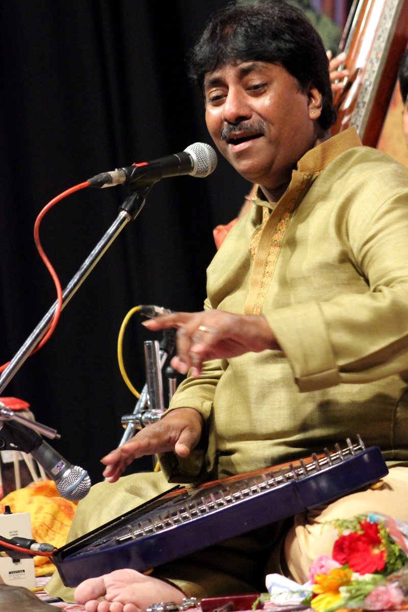 BaghelNavya's tweet photo. निःशब्द हूँ 😔💔🙏

#restinmusic 
#ustadrashidkhansahab 💐 https://t.co/iair50gKwI