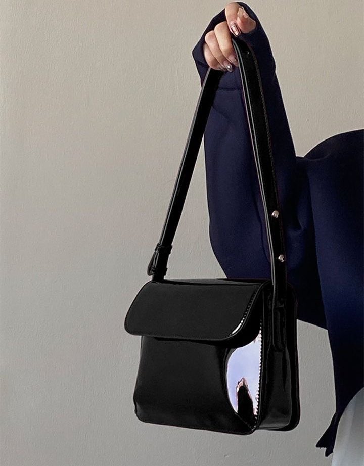 maharanilyss's tweet photo. lagi scroll shopee tiba-tiba nemu sling bag hitam cantik gini, gemes bgt!😩🖤 https://t.co/eWmzsOfKnb