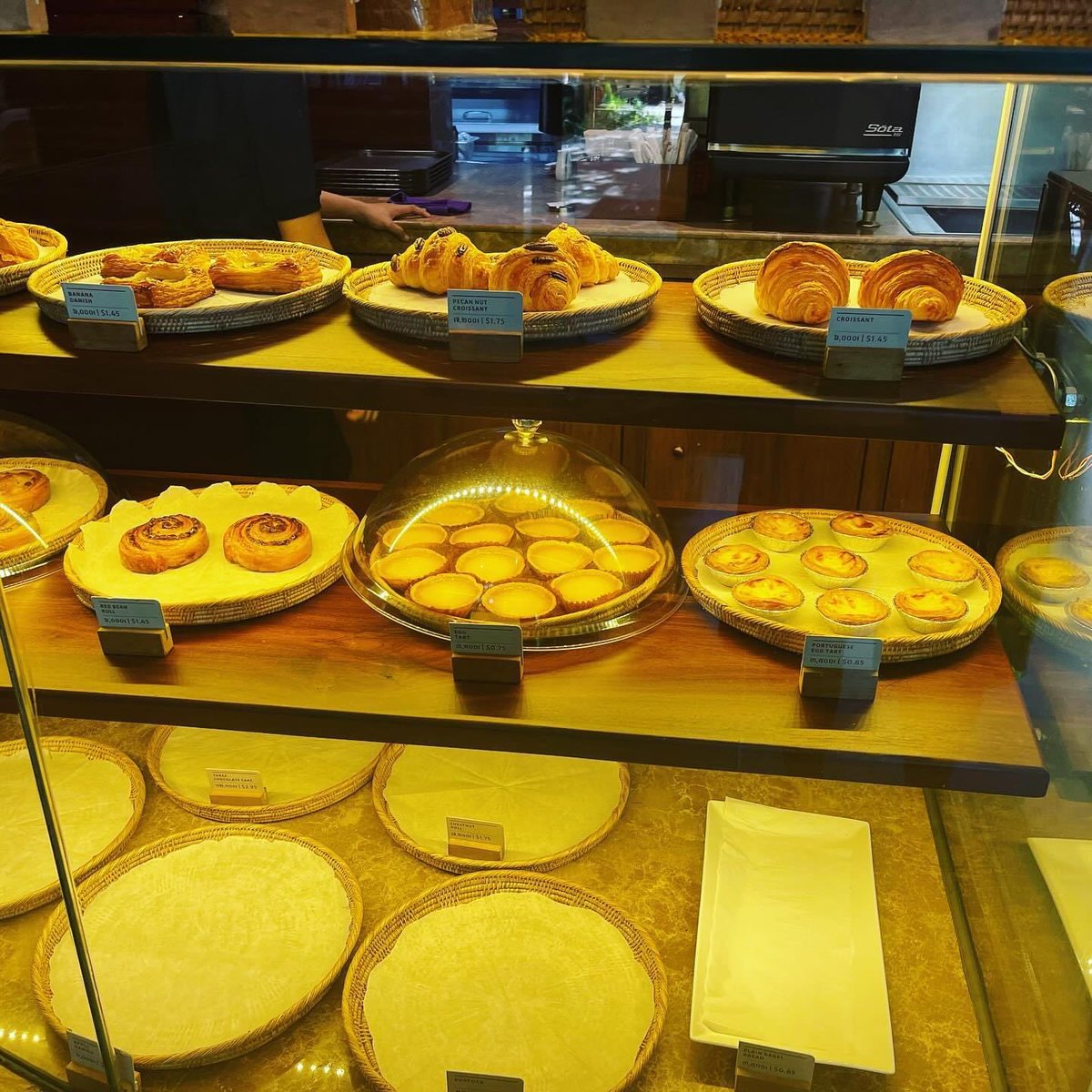 best_dong_khmer's tweet image. カンボジア発祥のカフェ☕️
勉強する学生、リモートワーク、女子会、旅行者など落ち着いた音楽と雰囲気でゆっくりとした時間が過ごせます。

コーヒーも美味しいですしラテアートも可愛いのでオススメです✨
もちろんコンセントもあるので
充電がピンチの時にも便利ですね😃
#cambodia #cafe #recomend