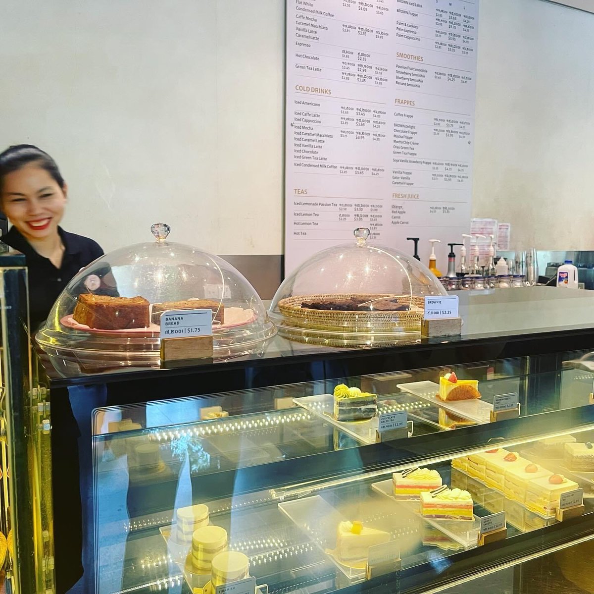 best_dong_khmer's tweet image. カンボジア発祥のカフェ☕️
勉強する学生、リモートワーク、女子会、旅行者など落ち着いた音楽と雰囲気でゆっくりとした時間が過ごせます。

コーヒーも美味しいですしラテアートも可愛いのでオススメです✨
もちろんコンセントもあるので
充電がピンチの時にも便利ですね😃
#cambodia #cafe #recomend