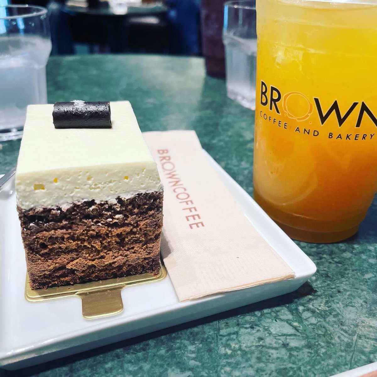 best_dong_khmer's tweet image. カンボジア発祥のカフェ☕️
勉強する学生、リモートワーク、女子会、旅行者など落ち着いた音楽と雰囲気でゆっくりとした時間が過ごせます。

コーヒーも美味しいですしラテアートも可愛いのでオススメです✨
もちろんコンセントもあるので
充電がピンチの時にも便利ですね😃
#cambodia #cafe #recomend