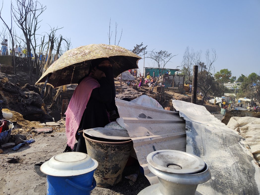 ShahidaWin2's tweet photo. "Heartbreaking scenes from the Rohingya refugee camp fire. Let these images be a call to action. Our Rohingya brothers and sisters need our support. Together, we can make a difference." 💔 #RohingyaRelief
#StandWithRohingya https://t.co/CffrS9Yyon