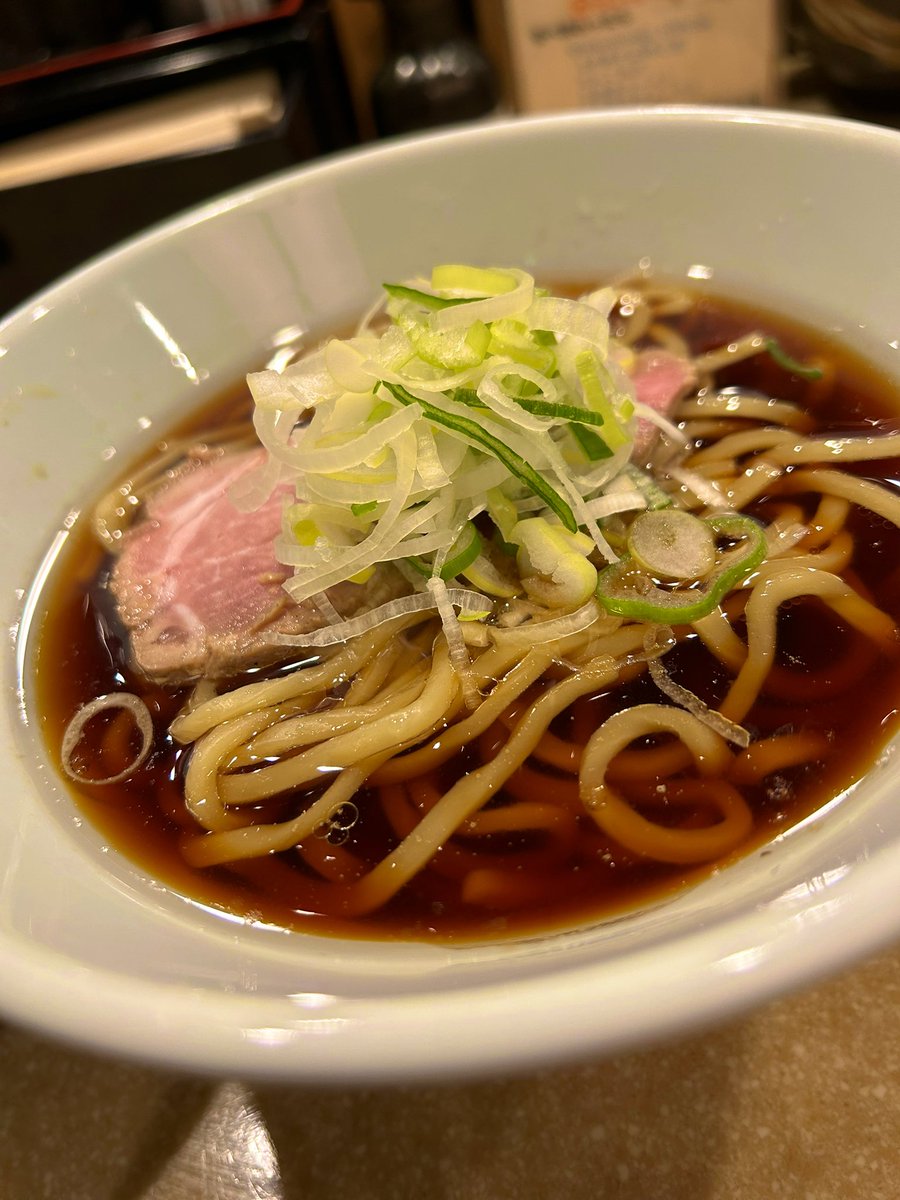 Ao_LstR's tweet image. しゅきーん。

肉と葱初来店してきた。

透き通った醤油なのに
太麺で味濃いの感じが良い。

とても俺好み。

このお店の何がすごいって
朝6時までやってること。

控えめに言って最高すぎん？？？

華火に継ぐ優良店。
ホストの味方。

#luster 
#肉と葱