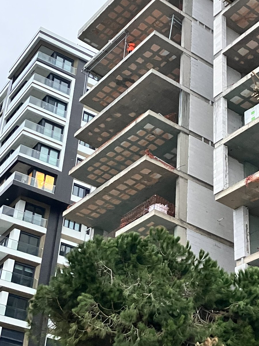 marinacious's tweet image. Rethink #jobsafety. Welder with no gear or spotting high up on a site. We are regressing on #laborrights in all industries - be it construction, #healthcare or retail. As we embrace #ai and tech advances, let’s not forget the value of #humanlife #jobrisk #labormovement