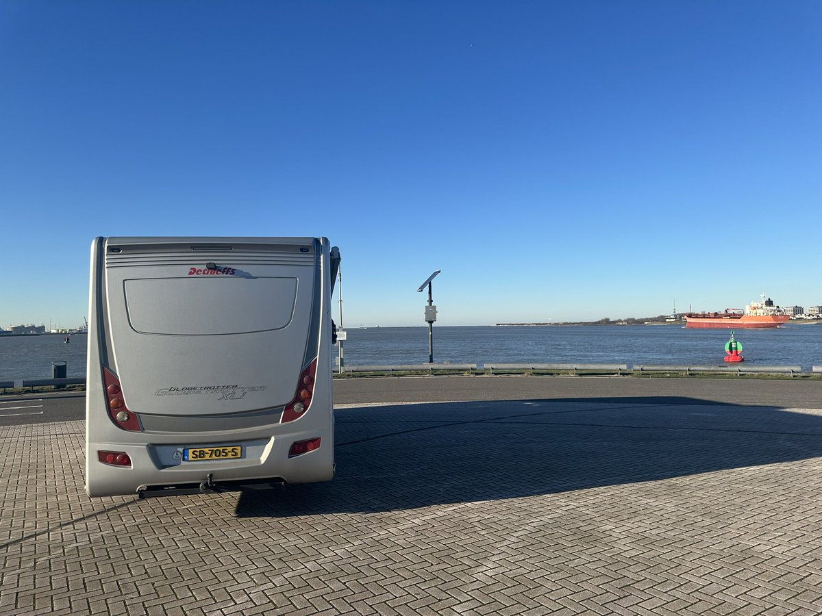 onscamperleven's tweet photo. Uiteinde #Noordzeeweg in havenmond #Europoort. Iedeale plek voor #camperplaats. Bijna 11 km ruimte. Maar helaas. Nergens toegestaan. Na de koffie weer verder.  @NKCtweet https://t.co/tw6c6EsXZM