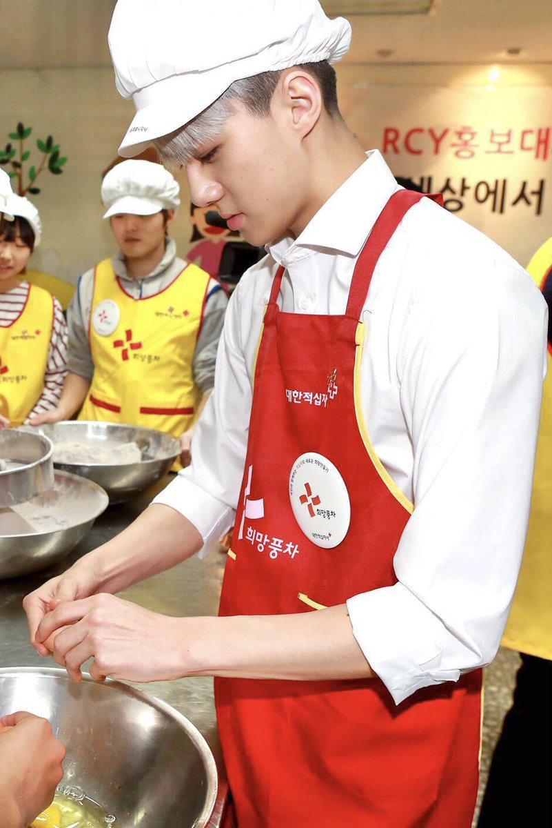 milkteus's tweet photo. 140109 — 10 years ago today 🧑🏻‍🍳 🍪 https://t.co/Dns44gyOze