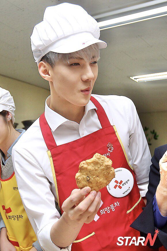 milkteus's tweet photo. 140109 — 10 years ago today 🧑🏻‍🍳 🍪 https://t.co/Dns44gyOze