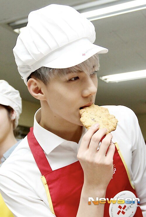 milkteus's tweet photo. 140109 — 10 years ago today 🧑🏻‍🍳 🍪 https://t.co/Dns44gyOze
