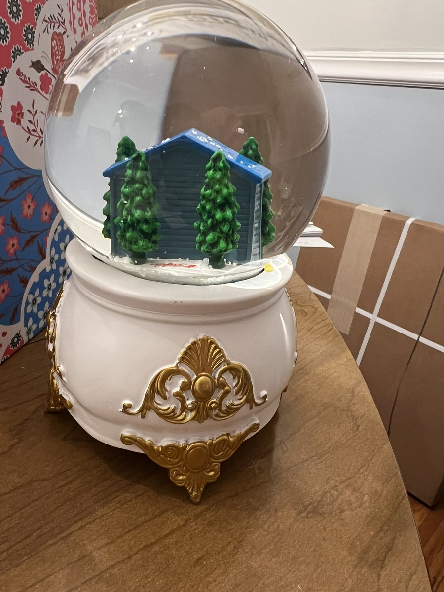 ✨GIVEAWAY✨
I grabbed an extra lover snowglobe and would rather gift it to another swiftie than sell! It does have a bit of hot glue out of place, see photos. To enter:
💌follow me
💌retweet
💌comment your favorite lyric from the lover album!

Winner will be chosen on 2/1!