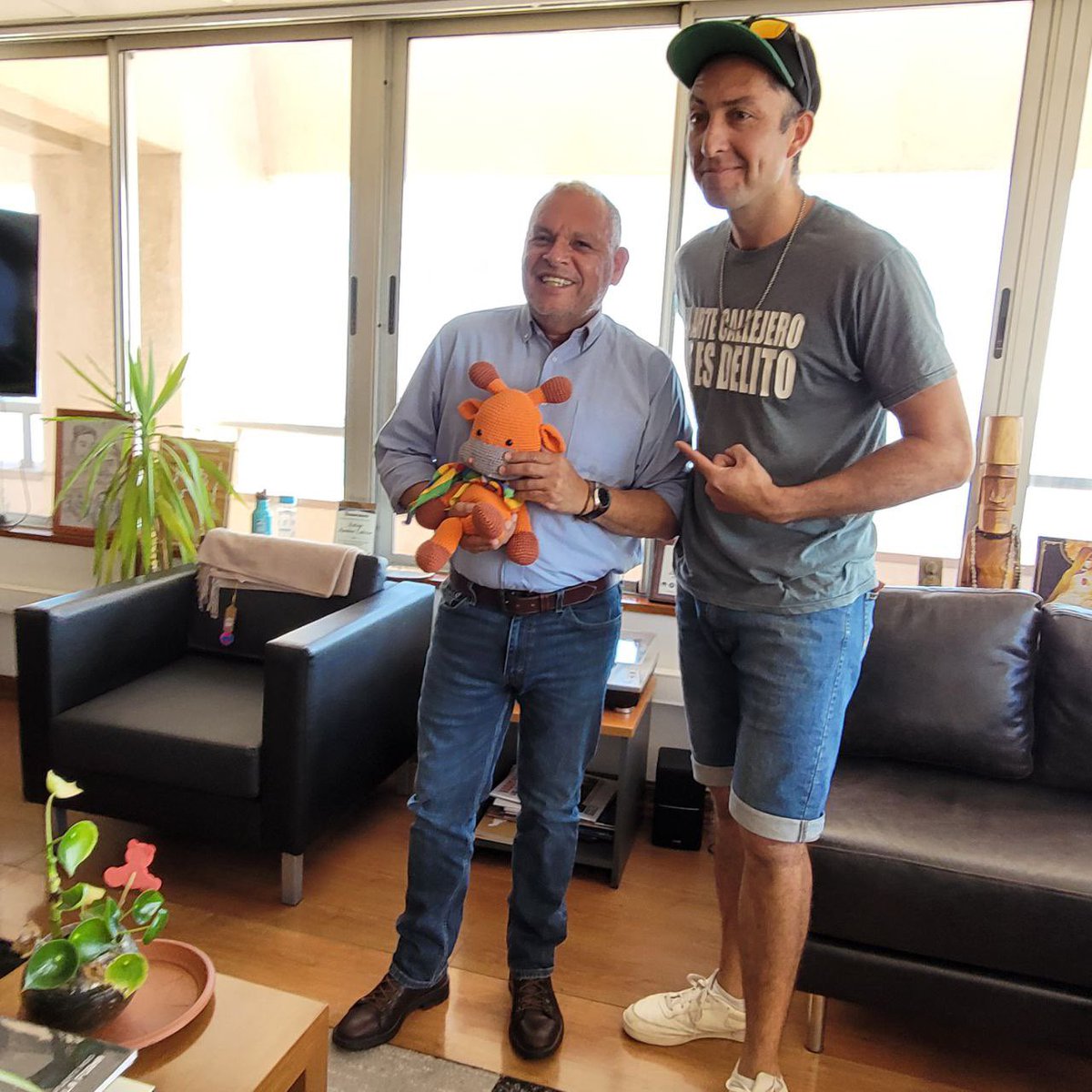 Con Rodolfo Meneses <a href="/MimoTuga/">Mimo Tuga</a> y con mi jefe de gabinete <a href="/rofauver/">Rodrigo Faúndez</a> superando el impasse y a disposición para trabajar por políticas públicas que dignifiquen el arte callejero…