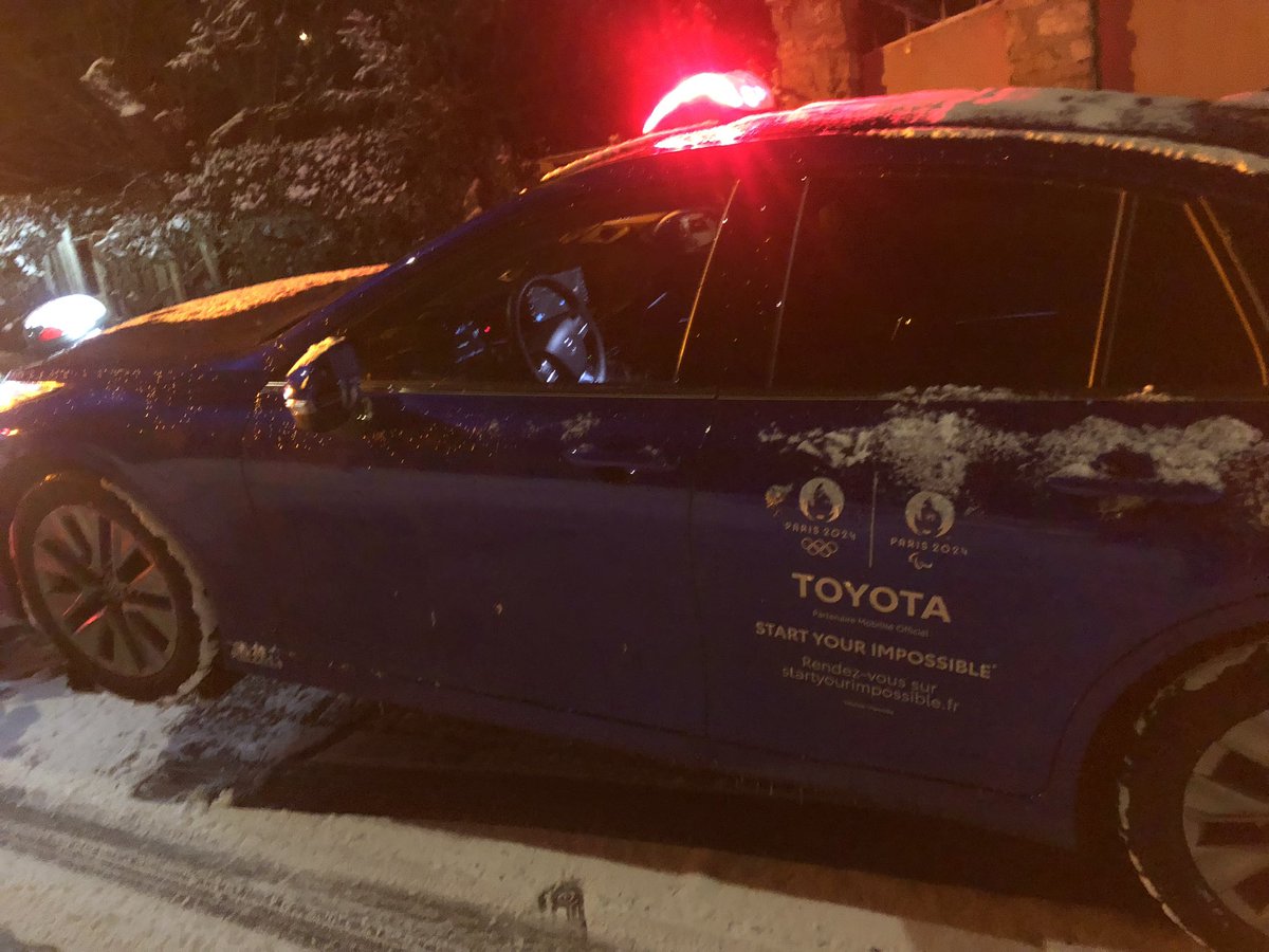 TynaRosa243's tweet photo. @BFMTV Je remercie beaucoup ce motard c’est lui qui a prit mon volant et ses 4 amis motards pr pousser ma voiture sur la #A13 vers la sortie Versailles, et ils ont répétés l’opération pour plusieurs voitures vers cette sortie afin d’éviter plus d’accidents bravo merci 👏🏾Remorquer à 5h30 https://t.co/0538WZ9JMi