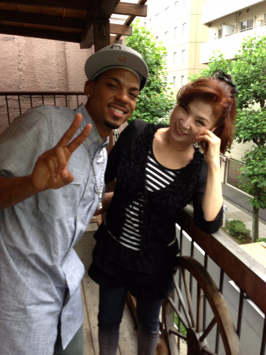 朝起きたら悲しいニュース。
デビューして間もないのごろに、初めてお会いした時に「ジェロくん。伝えたいことがあるの。日本に来て演歌を歌ってくれてありがとう」と仰ってくださった。その場で泣きそうになったのが、一生忘れません。ご冥福をお祈りします。