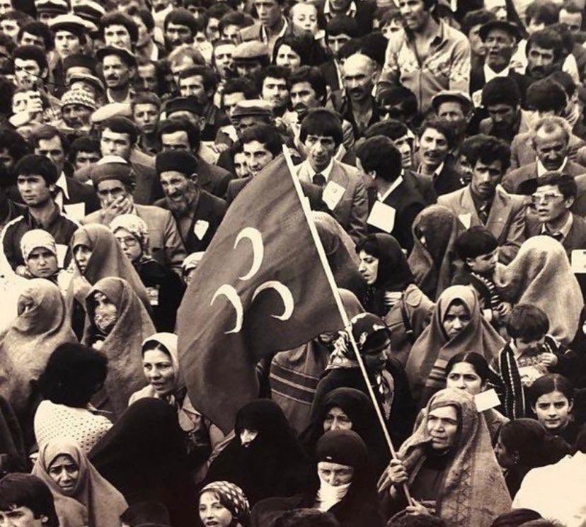 Mhp mitingi Başbuğ Erzurum’da 90 lı yıllar .
Büyük bir sevdanın ve adanmışlığın adıdır MHP nice kınalı kuzular , koçlarını kurban verdiği .
Ehramlı müslüman Türk annelerinin elinde , üç Hilalli Türk islam sancağı .