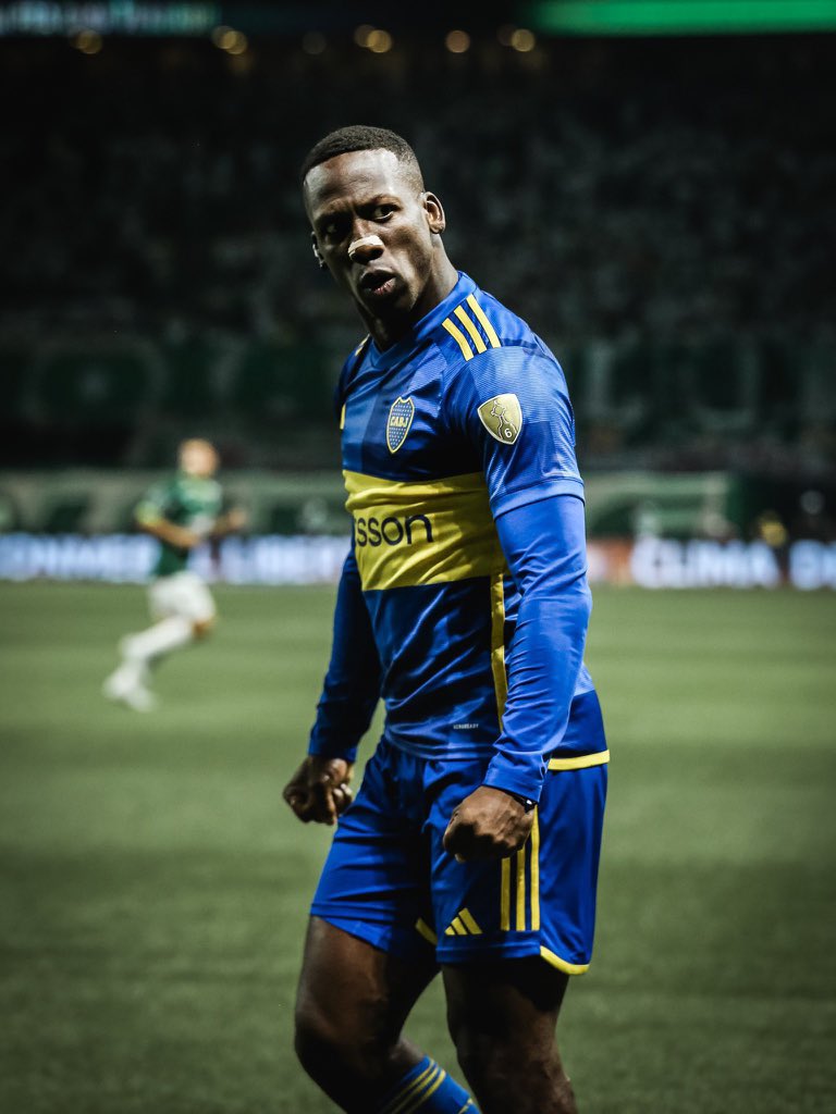 “Yo siempre he tenido el sueño de jugar en Boca. Mi viejo me hacía ver los partidos de chico. Yo vi a Ñol (Nolberto Solano) y al Chino Pereda. Siempre miraba eso.

Cuando fui a jugar con Newell’s y vi la Bombonera, fue impresionante. Y la tuve en contra. Tenerla a favor es