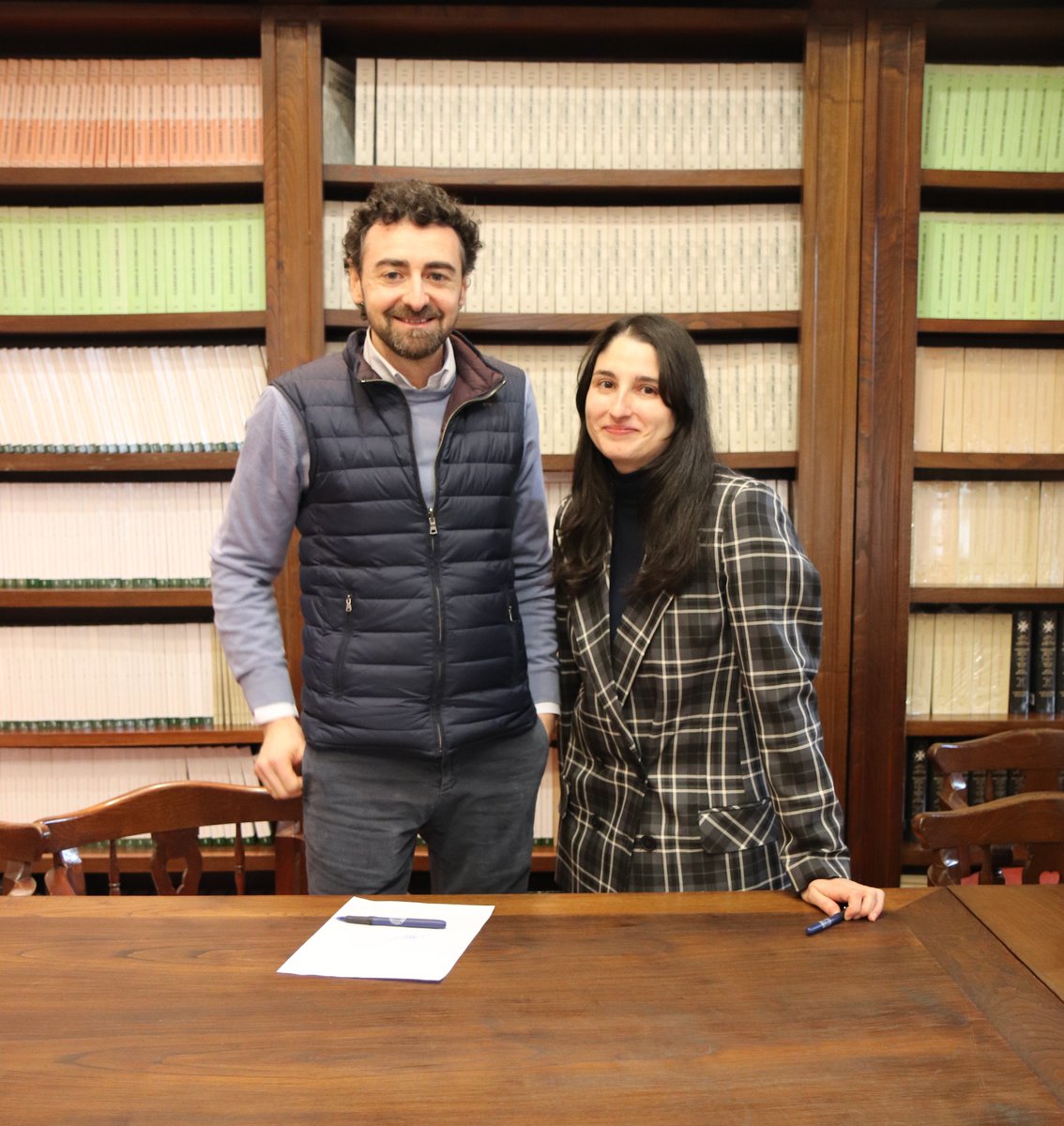 No @iegps estamos de en hora boa!!! Hoxe tomou posesión como nova científica titular @patrimrodilla, na foto co noso director, Pablo Otero Piñeyro. Parabéns á nosa nova compañeira. Benvida!!!🤗