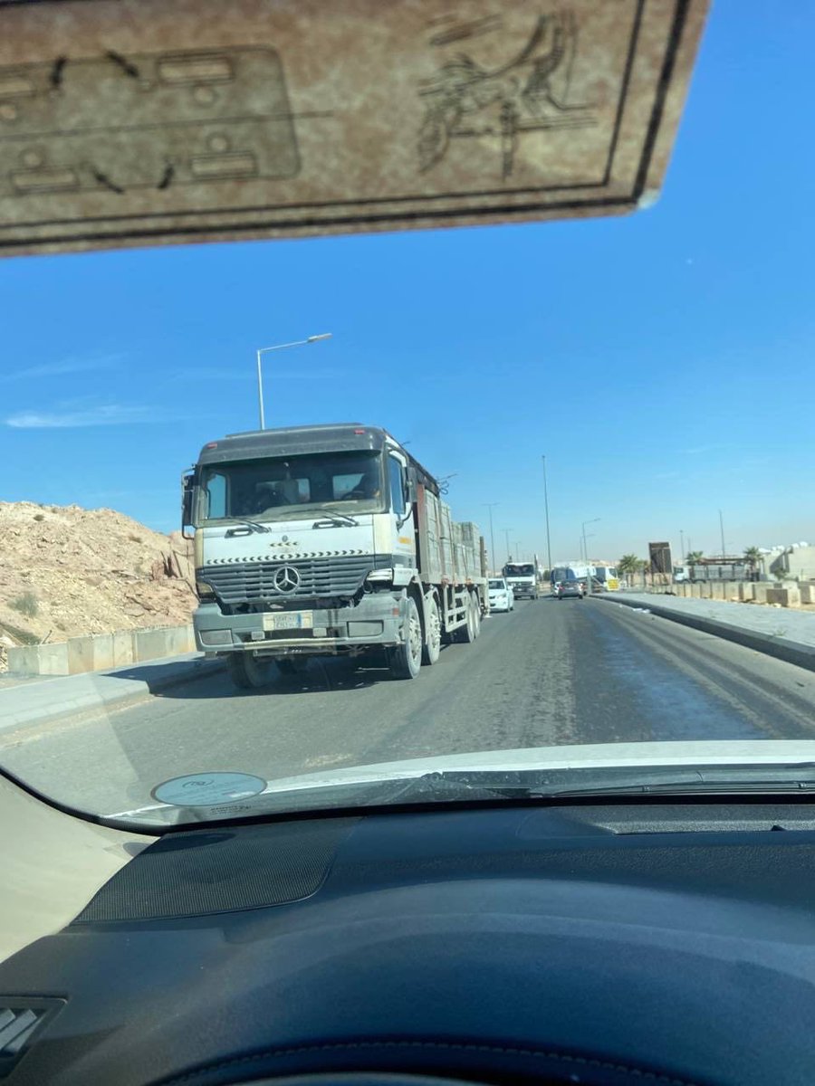 starr993's tweet photo. @SaudiTransport @eMoroor @Amanatalriyadh @emara_riyadh @Balady_CS لازالت الشاحنات تشكل خطرًا وهاجساً يهدد المواطنين داخل الشوارع الفرعية المؤدية الي بوابة الشرق والادارات وهروبها عمداً من محطة الميزان ونقاط الضيط الامني 
فهل من منقذ ؟! https://t.co/5Zd05EMzZx